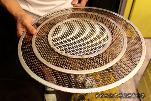 FAW瘋玩：東區批薩『FAW瘋玩』外帶/單片35元起/捷運忠孝敦化平價美食