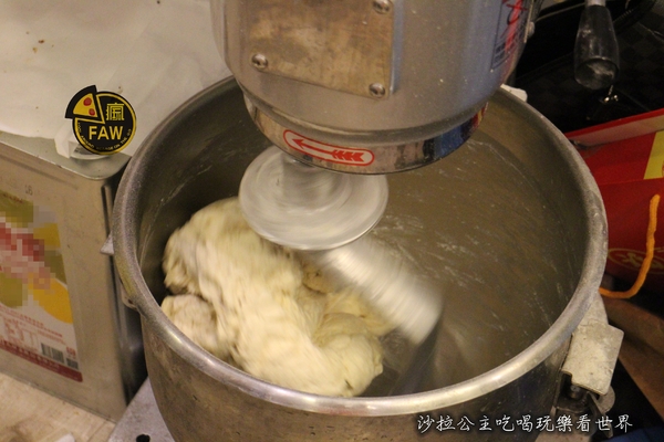 FAW瘋玩：東區批薩『FAW瘋玩』外帶/單片35元起/捷運忠孝敦化平價美食