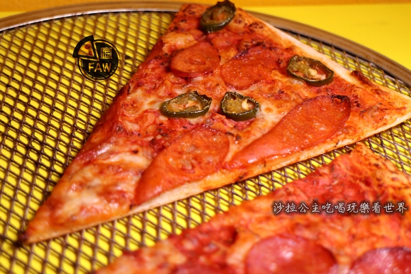 FAW瘋玩：東區批薩『FAW瘋玩』外帶/單片35元起/捷運忠孝敦化平價美食