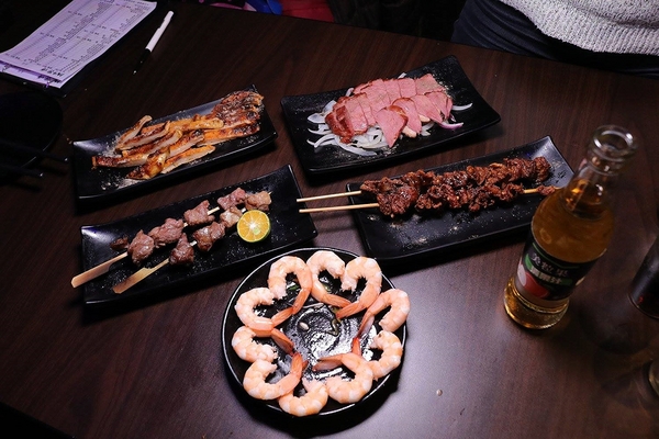 IN9 飲酒串燒：【新北市食記】IN9飲酒串燒Bar聖誕活動推出消費滿999即可抽禮物~下班或凌晨來串烤&飛鏢&酒吧以及宵夜和聊天的好去處