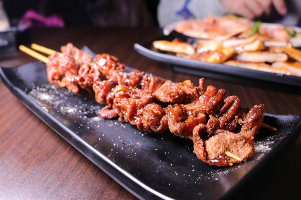 IN9 飲酒串燒：【新北市食記】IN9飲酒串燒Bar聖誕活動推出消費滿999即可抽禮物~下班或凌晨來串烤&飛鏢&酒吧以及宵夜和聊天的好去處