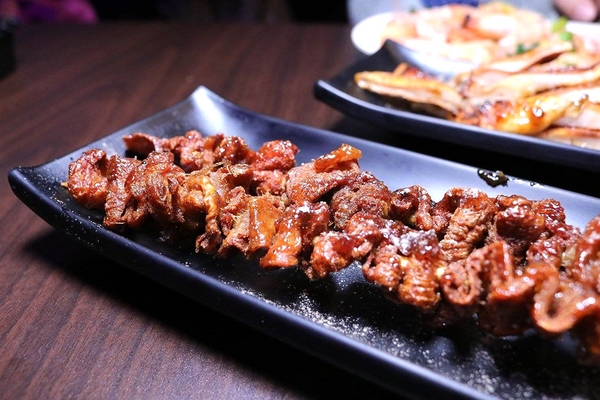 IN9 飲酒串燒：【新北市食記】IN9飲酒串燒Bar聖誕活動推出消費滿999即可抽禮物~下班或凌晨來串烤&飛鏢&酒吧以及宵夜和聊天的好去處