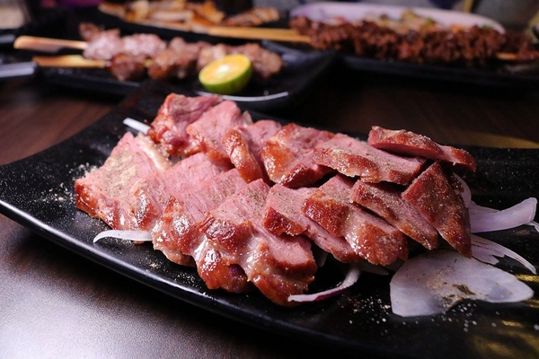 IN9 飲酒串燒：【新北市食記】IN9飲酒串燒Bar聖誕活動推出消費滿999即可抽禮物~下班或凌晨來串烤&飛鏢&酒吧以及宵夜和聊天的好去處