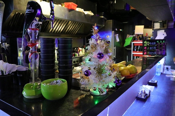 IN9 飲酒串燒：【新北市食記】IN9飲酒串燒Bar聖誕活動推出消費滿999即可抽禮物~下班或凌晨來串烤&飛鏢&酒吧以及宵夜和聊天的好去處