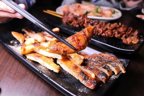 IN9 飲酒串燒：【新北市食記】IN9飲酒串燒Bar聖誕活動推出消費滿999即可抽禮物~下班或凌晨來串烤&飛鏢&酒吧以及宵夜和聊天的好去處