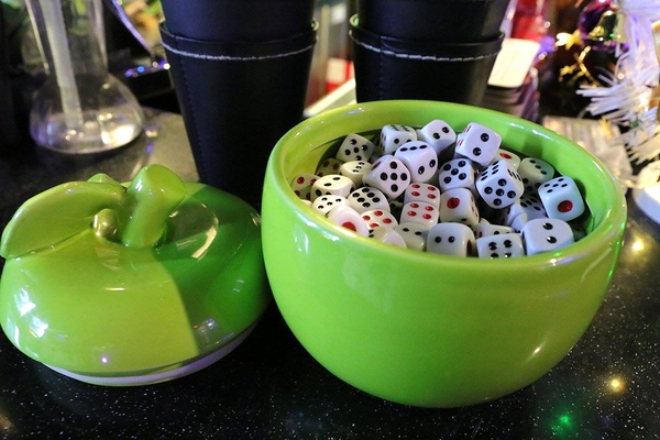 IN9 飲酒串燒：【新北市食記】IN9飲酒串燒Bar聖誕活動推出消費滿999即可抽禮物~下班或凌晨來串烤&飛鏢&酒吧以及宵夜和聊天的好去處