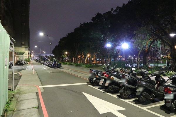 IN9 飲酒串燒：【新北市食記】IN9飲酒串燒Bar聖誕活動推出消費滿999即可抽禮物~下班或凌晨來串烤&飛鏢&酒吧以及宵夜和聊天的好去處