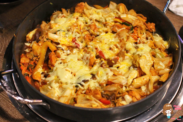 韓老大 韓式烤肉 海鮮九層塔 한으뜸：【食記】台北東區 韓老大한으뜸 海鮮九層塔 韓式料理 春川炒雞人參雞烤肉烤雞 打卡送韓國哈密瓜雪糕