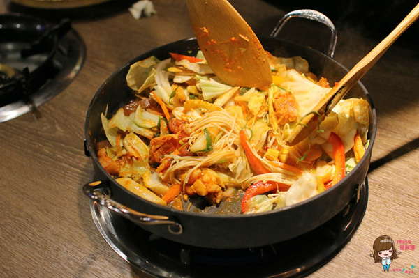 韓老大 韓式烤肉 海鮮九層塔 한으뜸：【食記】台北東區 韓老大한으뜸 海鮮九層塔 韓式料理 春川炒雞人參雞烤肉烤雞 打卡送韓國哈密瓜雪糕