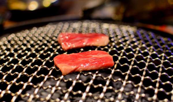 韓老大 韓式燒肉 한으뜸:▌台北 • 韓老大 ▌薇拉小公主追試營運店• 不飛韓國也能吃到首爾奉天海鮮九層塔的台灣版 + 澳洲M9壺漬牛肋肉 +燈泡咕嚕咕嚕飲料