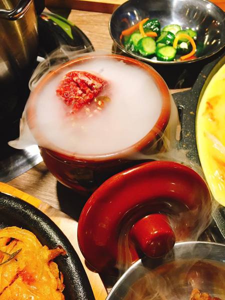 韓老大 韓式燒肉 한으뜸:▌台北 • 韓老大 ▌薇拉小公主追試營運店• 不飛韓國也能吃到首爾奉天海鮮九層塔的台灣版 + 澳洲M9壺漬牛肋肉 +燈泡咕嚕咕嚕飲料