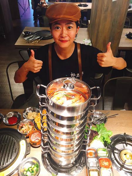 韓老大 韓式燒肉 한으뜸:▌台北 • 韓老大 ▌薇拉小公主追試營運店• 不飛韓國也能吃到首爾奉天海鮮九層塔的台灣版 + 澳洲M9壺漬牛肋肉 +燈泡咕嚕咕嚕飲料