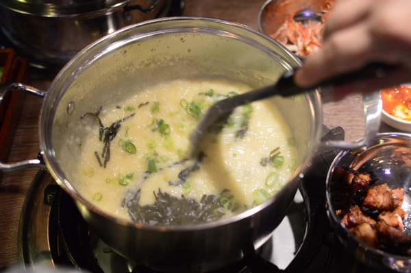 韓老大 韓式燒肉 한으뜸:▌台北 • 韓老大 ▌薇拉小公主追試營運店• 不飛韓國也能吃到首爾奉天海鮮九層塔的台灣版 + 澳洲M9壺漬牛肋肉 +燈泡咕嚕咕嚕飲料