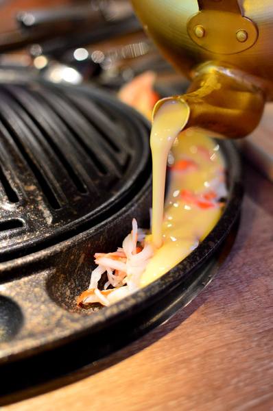 韓老大 韓式燒肉 한으뜸:▌台北 • 韓老大 ▌薇拉小公主追試營運店• 不飛韓國也能吃到首爾奉天海鮮九層塔的台灣版 + 澳洲M9壺漬牛肋肉 +燈泡咕嚕咕嚕飲料