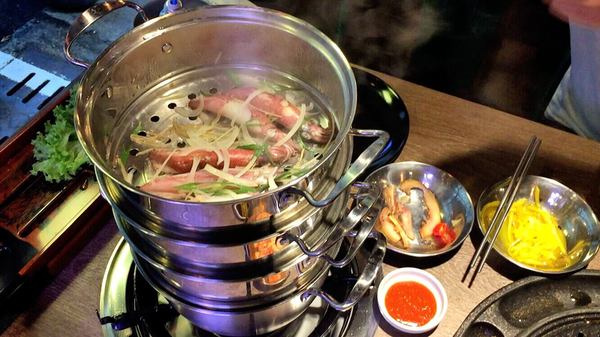 韓老大 韓式燒肉 한으뜸:▌台北 • 韓老大 ▌薇拉小公主追試營運店• 不飛韓國也能吃到首爾奉天海鮮九層塔的台灣版 + 澳洲M9壺漬牛肋肉 +燈泡咕嚕咕嚕飲料