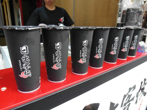 日出客棧(西屯逢甲店):〖台中│美食〗日出客棧(西屯逢甲店) ❤ 堅持使用高單價原物料,牧場百分之百鮮乳,新鮮現榨一整顆檸檬,新鮮美味一喝就知道!!