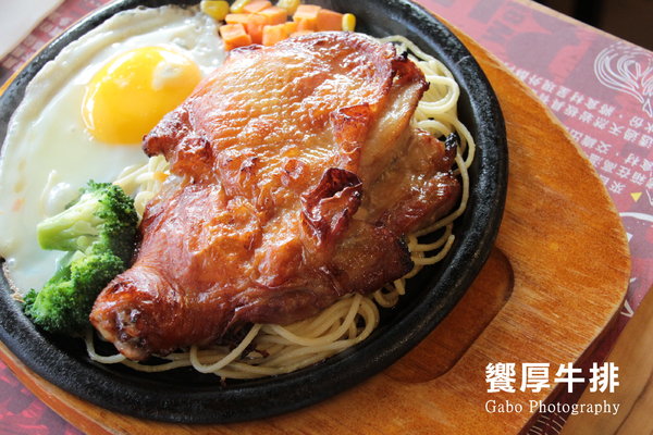 饗厚牛排(楠梓店):【高雄||楠梓】饗厚牛排(高雄楠梓店)──岩燒牛排,要熟不熟,由你決定!