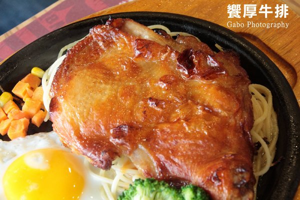 饗厚牛排(楠梓店):【高雄||楠梓】饗厚牛排(高雄楠梓店)──岩燒牛排,要熟不熟,由你決定!