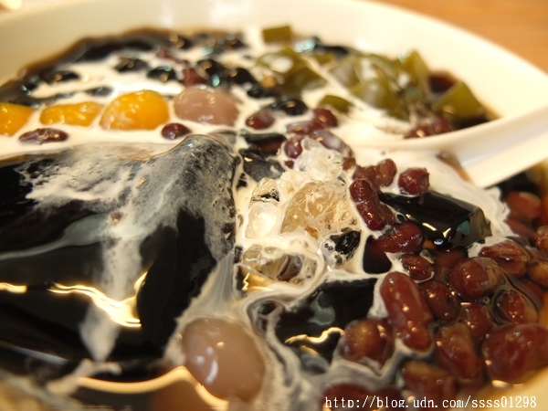 瘋仙草手工仙草專賣店：【愛評口碑券】瘋仙草手工仙草專賣店。每日新鮮現做仙草產品 高雄甜點飲品大推 嫩仙草派對桶熱門訂購中！