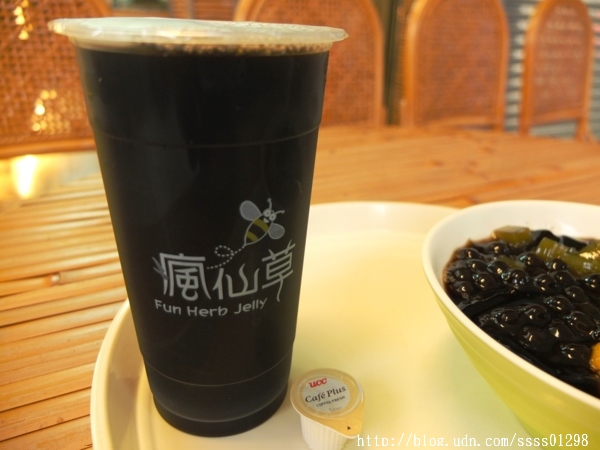 瘋仙草手工仙草專賣店：【愛評口碑券】瘋仙草手工仙草專賣店。每日新鮮現做仙草產品 高雄甜點飲品大推 嫩仙草派對桶熱門訂購中！