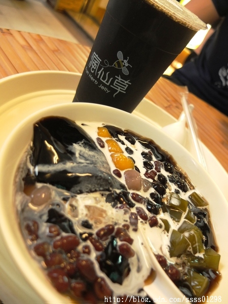 瘋仙草手工仙草專賣店：【愛評口碑券】瘋仙草手工仙草專賣店。每日新鮮現做仙草產品 高雄甜點飲品大推 嫩仙草派對桶熱門訂購中！