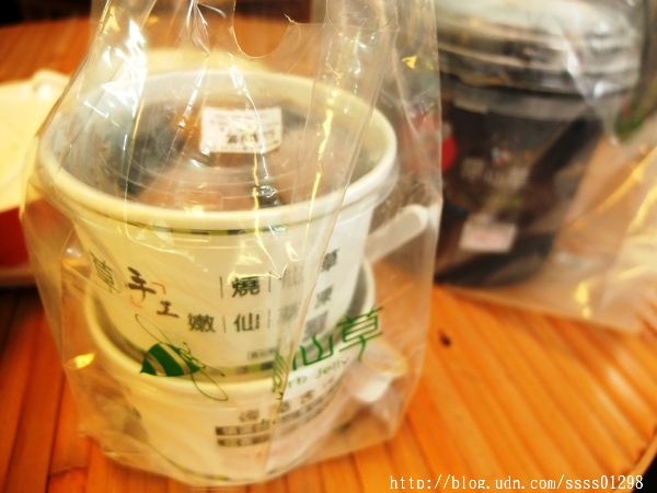 瘋仙草手工仙草專賣店：【愛評口碑券】瘋仙草手工仙草專賣店。每日新鮮現做仙草產品 高雄甜點飲品大推 嫩仙草派對桶熱門訂購中！