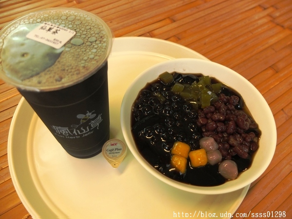 瘋仙草手工仙草專賣店：【愛評口碑券】瘋仙草手工仙草專賣店。每日新鮮現做仙草產品 高雄甜點飲品大推 嫩仙草派對桶熱門訂購中！