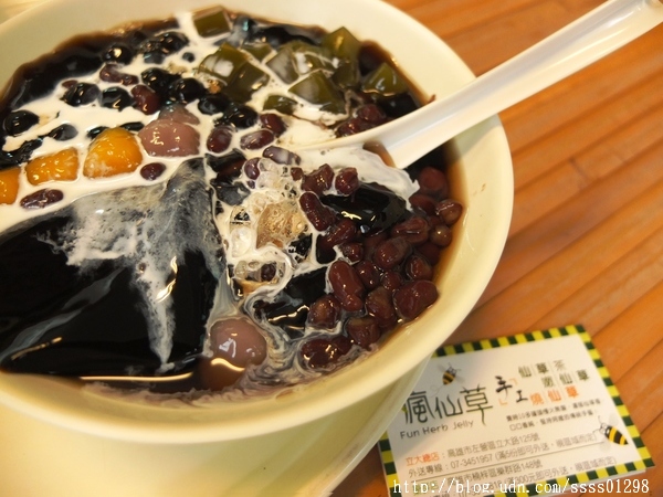 瘋仙草手工仙草專賣店：【愛評口碑券】瘋仙草手工仙草專賣店。每日新鮮現做仙草產品 高雄甜點飲品大推 嫩仙草派對桶熱門訂購中！