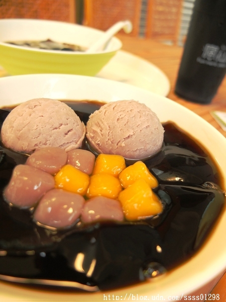 瘋仙草手工仙草專賣店：【愛評口碑券】瘋仙草手工仙草專賣店。每日新鮮現做仙草產品 高雄甜點飲品大推 嫩仙草派對桶熱門訂購中！