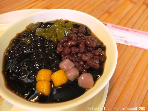 瘋仙草手工仙草專賣店：【愛評口碑券】瘋仙草手工仙草專賣店。每日新鮮現做仙草產品 高雄甜點飲品大推 嫩仙草派對桶熱門訂購中！