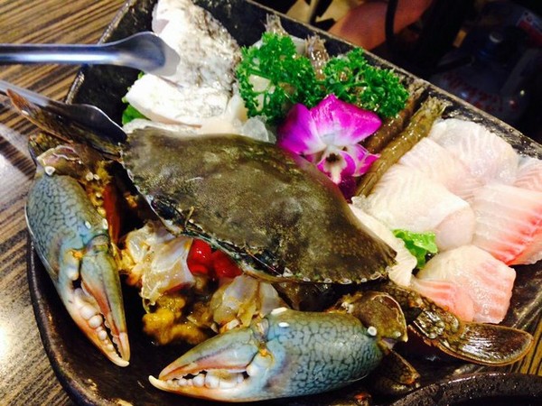 十二籃粥火鍋:<台北|松山>秋天就是要吃螃蟹啊!!!! 超鮮美干貝跟鮑魚~ 十二籃粥火鍋