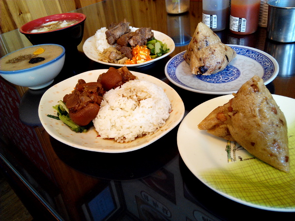 台南蔡家古早味肉粽：【臺南Ω永康區】台南蔡家古早味肉粽。來自廟口文化，代代相承的古早味