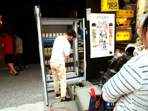 茗琉茶居：〖台中│美食〗茗琉製品-販賣機茶居 ❤ 一中街奶茶販賣機，位在原一中新宿前方，每天限量200份，晚上六點準時開賣!!