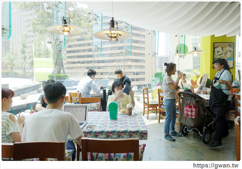 星巴克,starbucks,星冰樂彩色屋,星巴克門市,捷運美食,統一時代百貨,Frappuccino POP-IN Store,巧克力抹茶可可碎片,義式濃縮奶霜脆餅,巧克力伯爵紅茶吉利,期間限定,安普蕾修-23-392-1