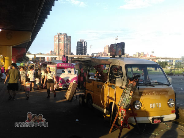 星光夜市06-一旁有整排餐車