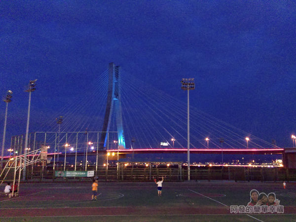 星光夜市35-晚間的籃球場與新北大橋