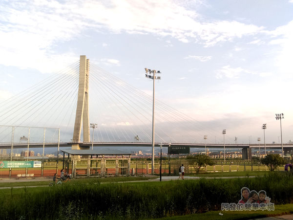 星光夜市12-棒球場與新北大橋