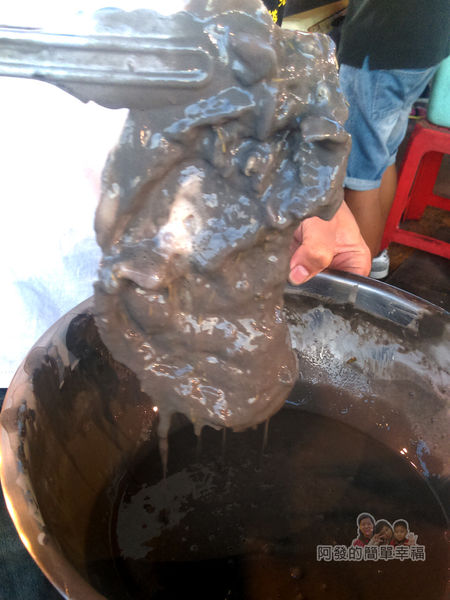 星光夜市23-墨汁雞排-生雞排裹上一層墨麵糊