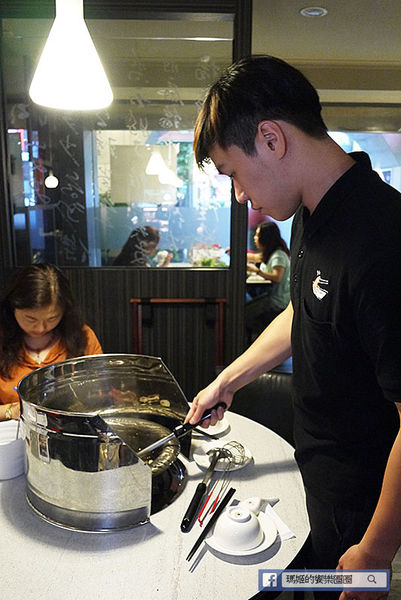 可利亞石頭火鍋:◆台北松山。捷運南京三民【可利亞石頭火鍋Koriya】酷聖石&哈根達斯冰淇淋吃到飽。松山區石頭火鍋。老字號重新開幕