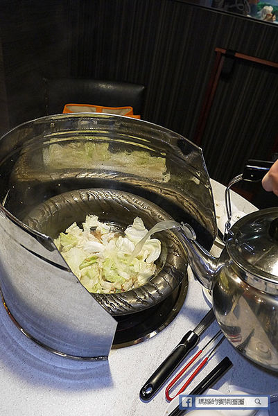 可利亞石頭火鍋:◆台北松山。捷運南京三民【可利亞石頭火鍋Koriya】酷聖石&哈根達斯冰淇淋吃到飽。松山區石頭火鍋。老字號重新開幕