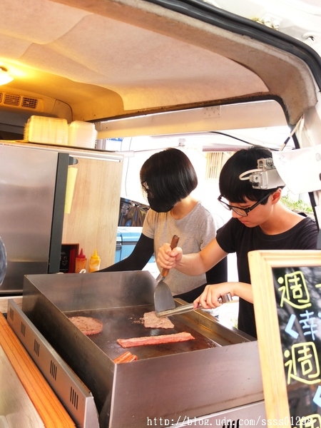 NO.28 DINNER CAR(28餐車)：【美食特搜。屏東市】NO.28 DINNER CAR(28餐車)。屏東28餐車飄香趴趴走 美式創意美食現點現做