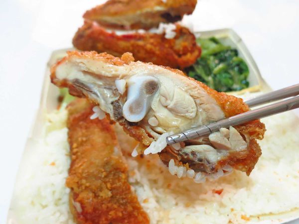 【新莊美食】榮華燒臘vs新鴨庄-三寶與巨無霸雞腿化成路便當店PK賽