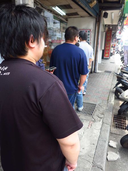 【新莊美食】榮華燒臘vs新鴨庄-三寶與巨無霸雞腿化成路便當店PK賽