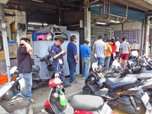 【新莊美食】榮華燒臘vs新鴨庄-三寶與巨無霸雞腿化成路便當店PK賽