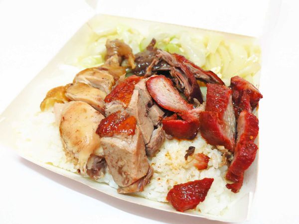 【新莊美食】榮華燒臘vs新鴨庄-三寶與巨無霸雞腿化成路便當店PK賽