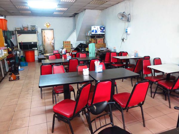 【新莊美食】榮華燒臘vs新鴨庄-三寶與巨無霸雞腿化成路便當店PK賽