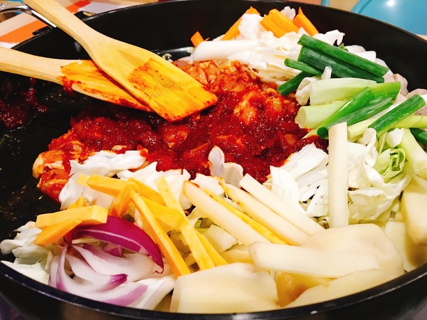 OMAYA春川炒雞(新店店):(新北。新店區美食) 『Omaya春川炒雞-新店店』急速蔓延!!韓國炒雞來也~