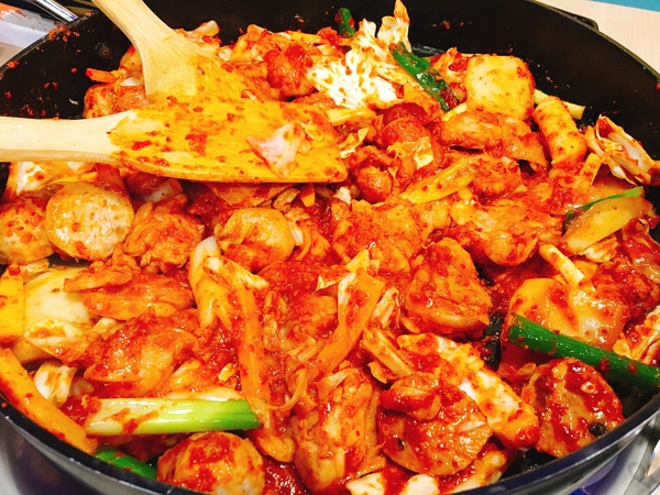 OMAYA春川炒雞(新店店):(新北。新店區美食) 『Omaya春川炒雞-新店店』急速蔓延!!韓國炒雞來也~