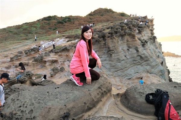 象鼻岩 深澳岬角：【新北市景點】欣賞台灣北海岸的自然景觀象鼻岩~石化的大象、坑坑巴巴的蕈狀岩、還有番仔澳酋長岩