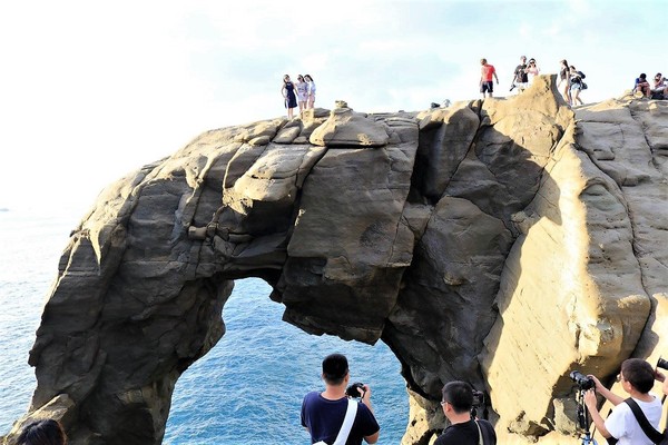 象鼻岩 深澳岬角：【新北市景點】欣賞台灣北海岸的自然景觀象鼻岩~石化的大象、坑坑巴巴的蕈狀岩、還有番仔澳酋長岩